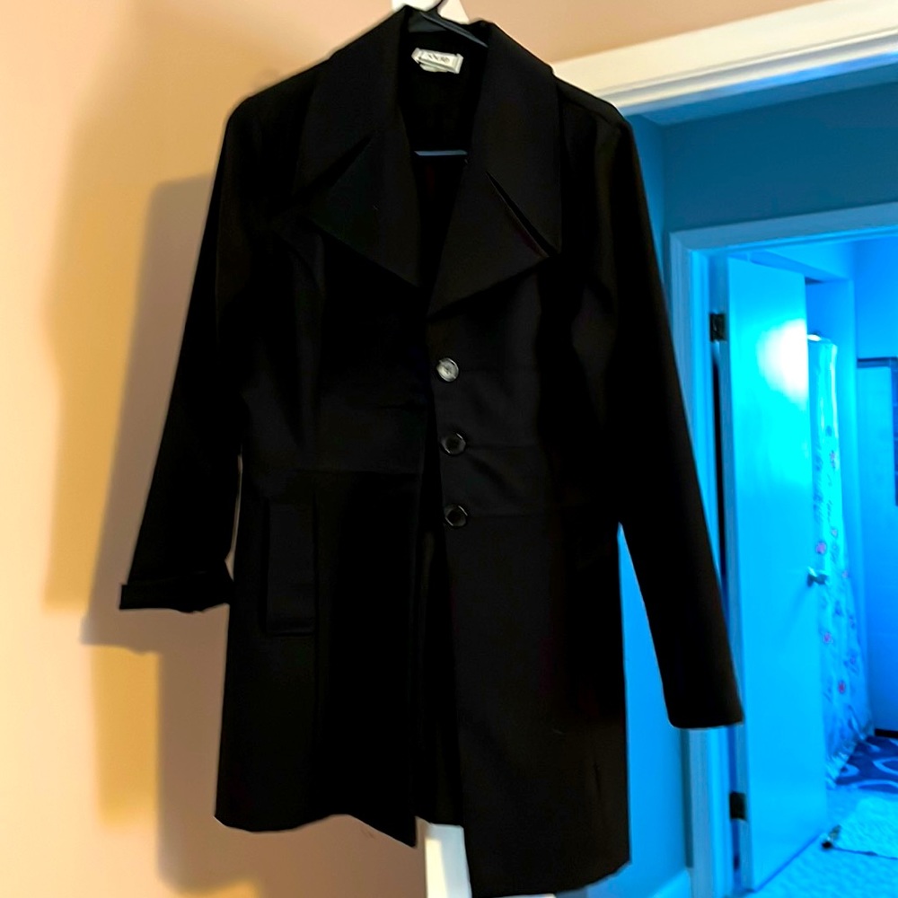 Cute stylish longer ladies blazer.